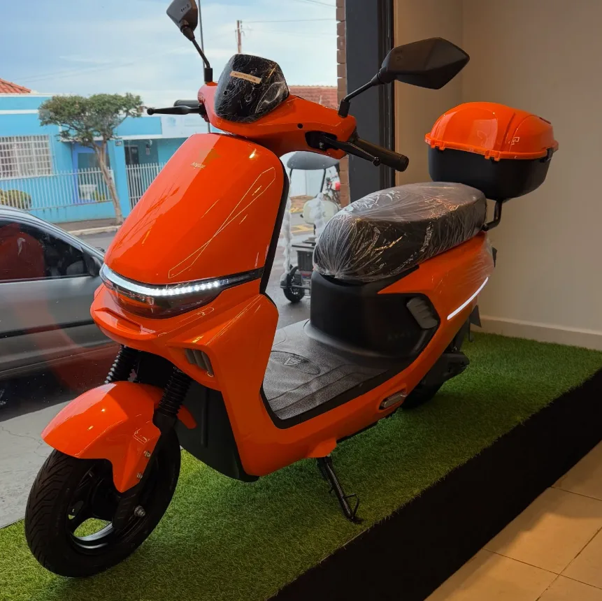 Scooter Urbana Laranja com Baú