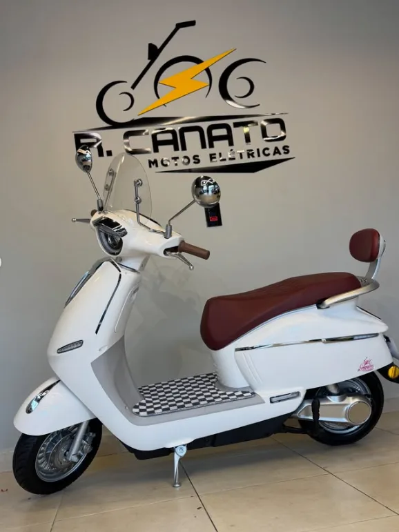 Scooter Retrô Branca / Banco Vinho